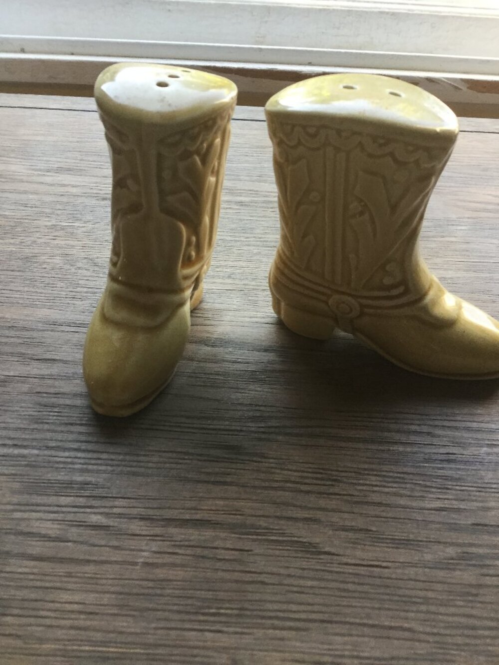 Vintage western cowboy boots  salt & pepper shakers  measure almost 3.5 inches